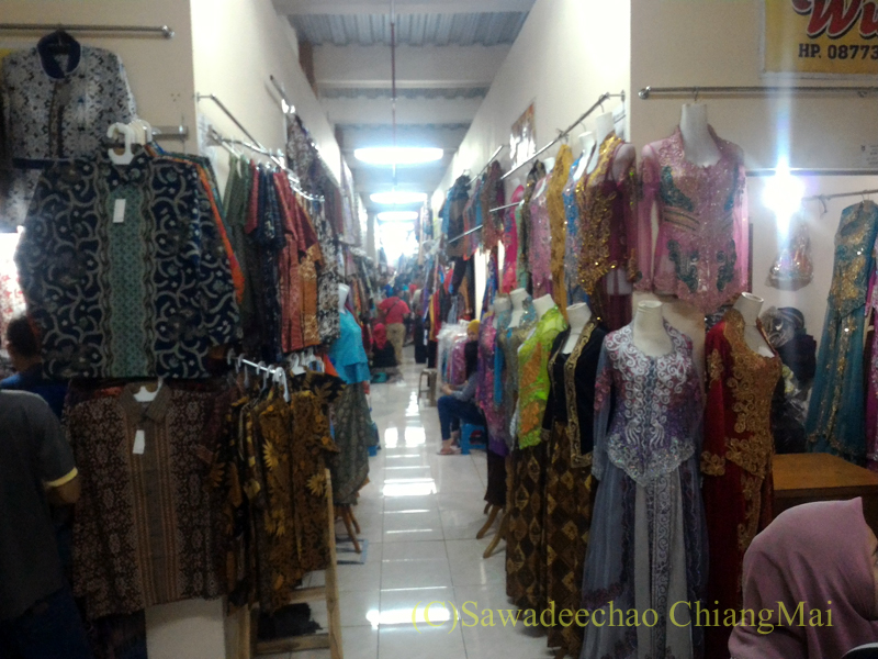 インドネシアのソロ（スラカルタ）のクレウェル市場の洋服屋