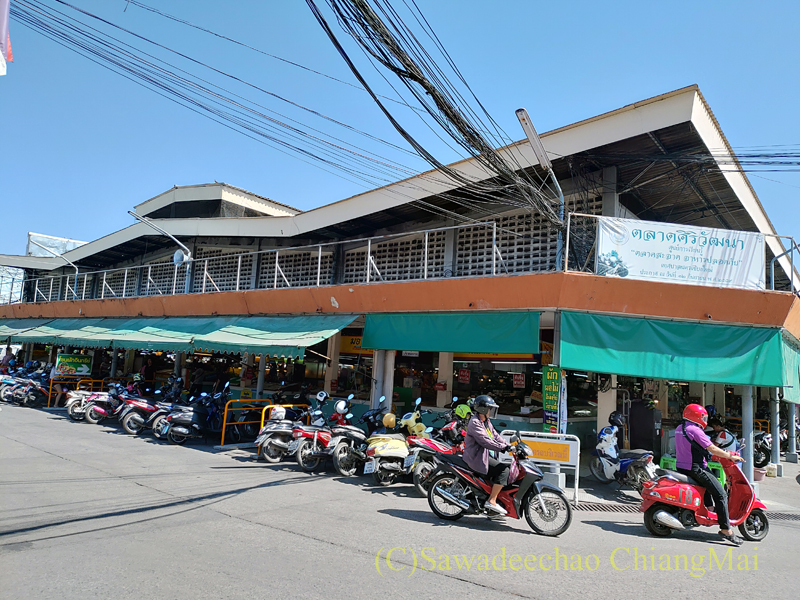 チェンマイ市内北部にあるタニン市場のメインの建物