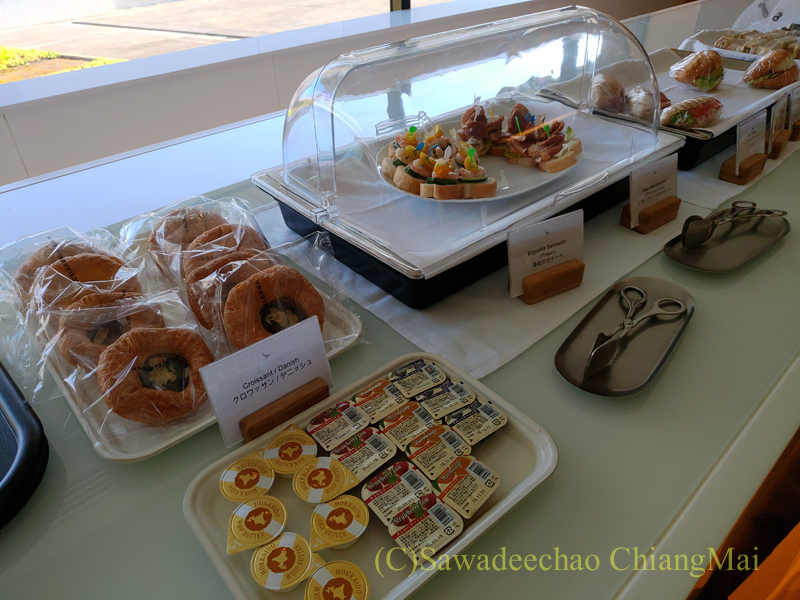 成田空港のキャセイパシフィック航空ラウンジのパンコーナー