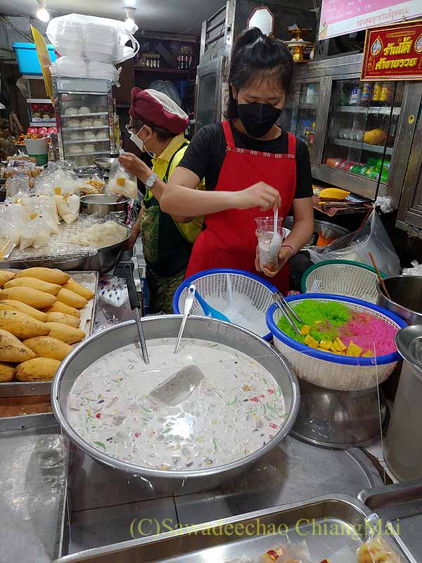 チェンマイの市場の中にあるルアムミット屋のキッチン