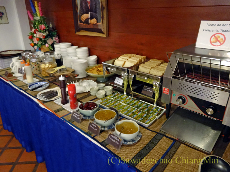 タイのチェンラーイにある中級ホテル、ナークナカラホテルの朝食の洋食