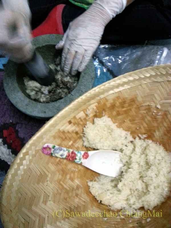 タイヤイ（シャン族）のゴマ入りの餅を搗く様子