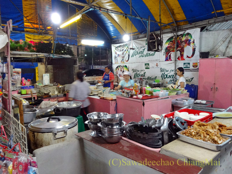 タイのピサヌロークにある食堂カーオトムルンチュワイのキッチン