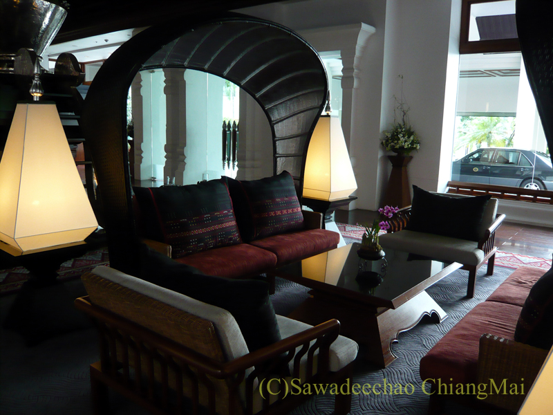 チェンマイのホテル、ラティラーンナーリバーサイドスパリゾートのロビーのソファ