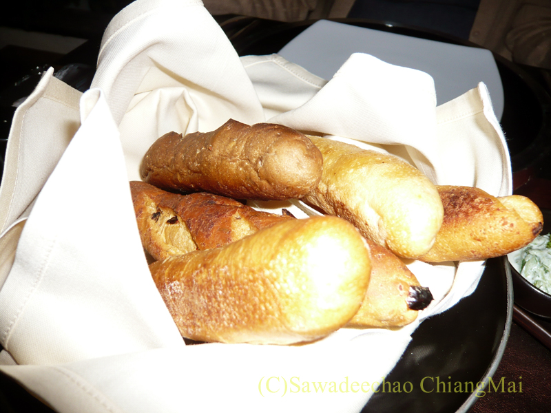 チェンマイのホテル、ラティラーンナーリバーサイドスパリゾートの夕食のパン
