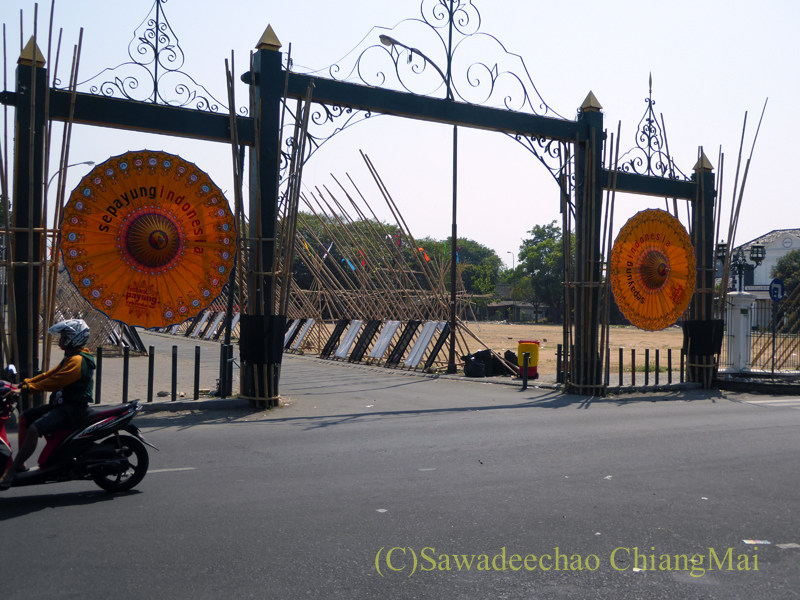 インドネシア、ソロ（スラカルタ）のマンクネガラン王宮の門