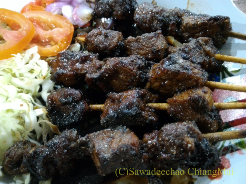 インドネシアのソロ（スラカルタ）のフードコートで食べたヤギ肉のサテ