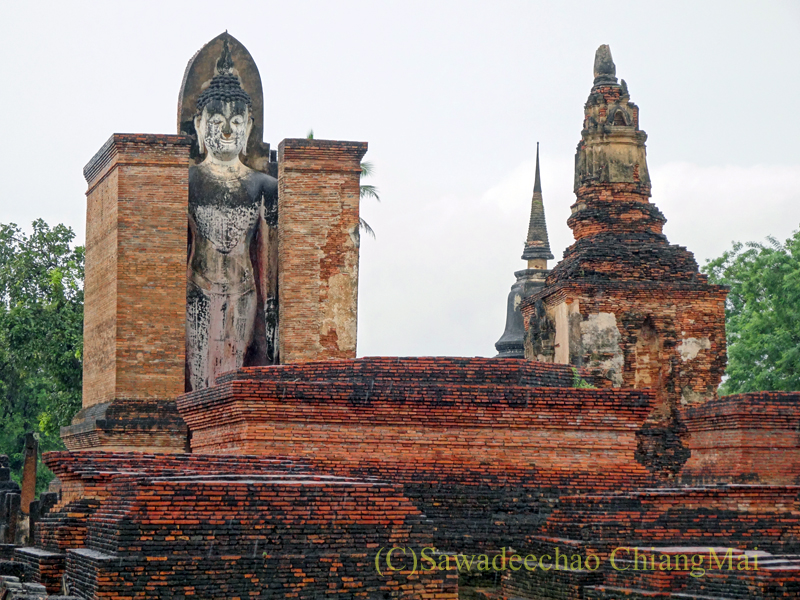 タイのスコータイ遺跡のワットマハータートの立仏像