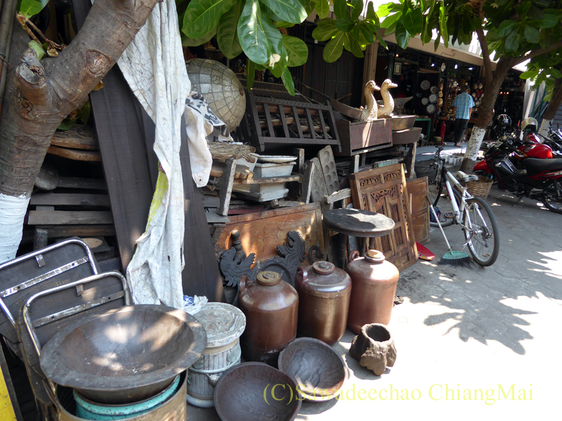 インドネシアのソロ（スラカルタ）にあるトリウィンドゥ骨董市場の焼き物を売る店