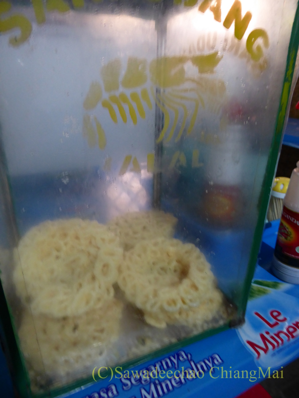 インドネシアのソロ（スラカルタ）にあるテンクレン食堂のエビせんべいの箱