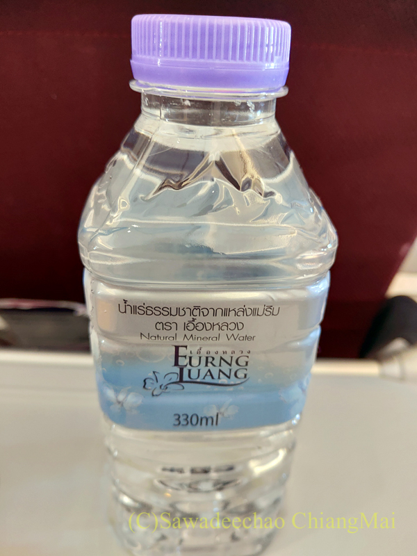 タイ国際航空TG105便のエコノミークラスで出た機内食の水