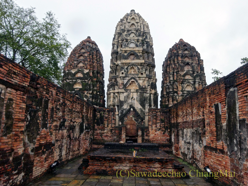 タイのスコータイ遺跡のワットシーサワーイの仏塔