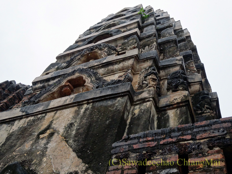 タイのスコータイ遺跡のワットシーサワーイの仏塔真下からの風景