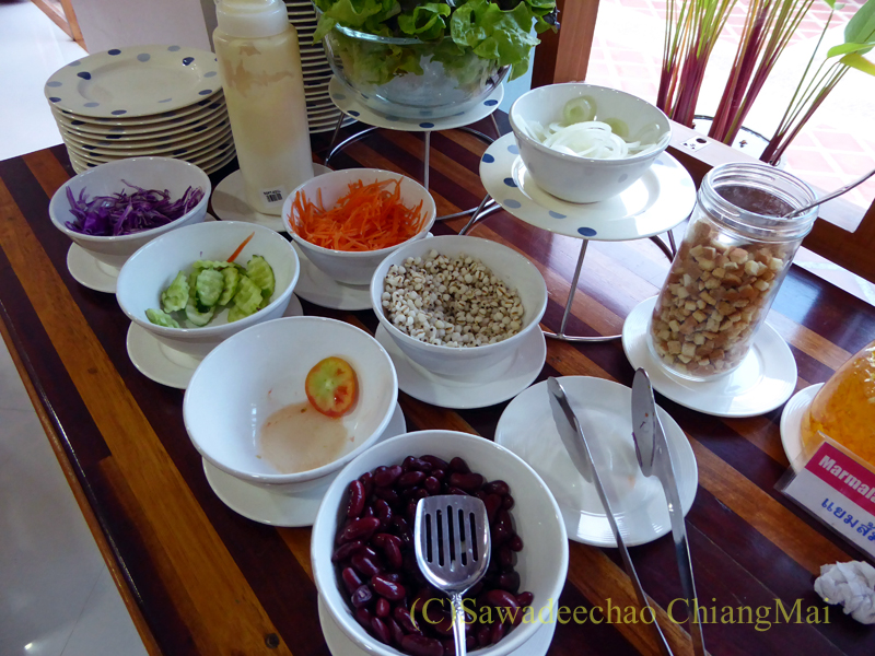 タイのメーソートにある中級ホテル、J2ホテルの朝食のサラダ
