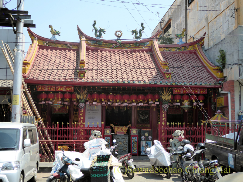 インドネシアのソロ（スラカルタ）にあるグデ市場の脇の中国寺院