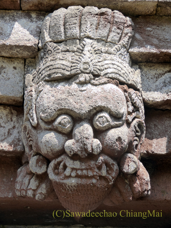 インドネシアのジャワ島にあるスクー寺院の楼門の石造面