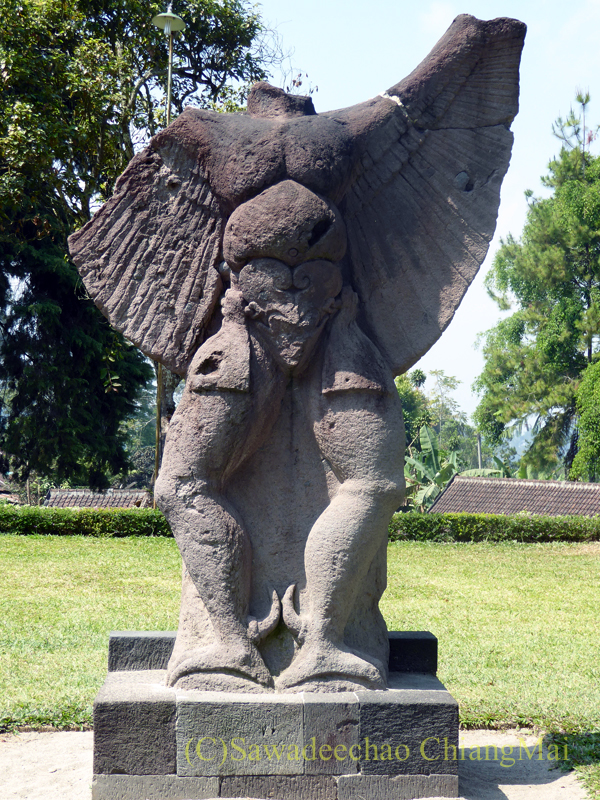 インドネシアのジャワ島にあるスクー寺院の鳥神の石彫