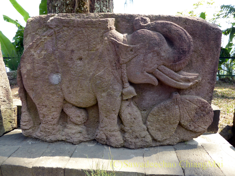 インドネシアのジャワ島にあるスクー寺院の象の石彫