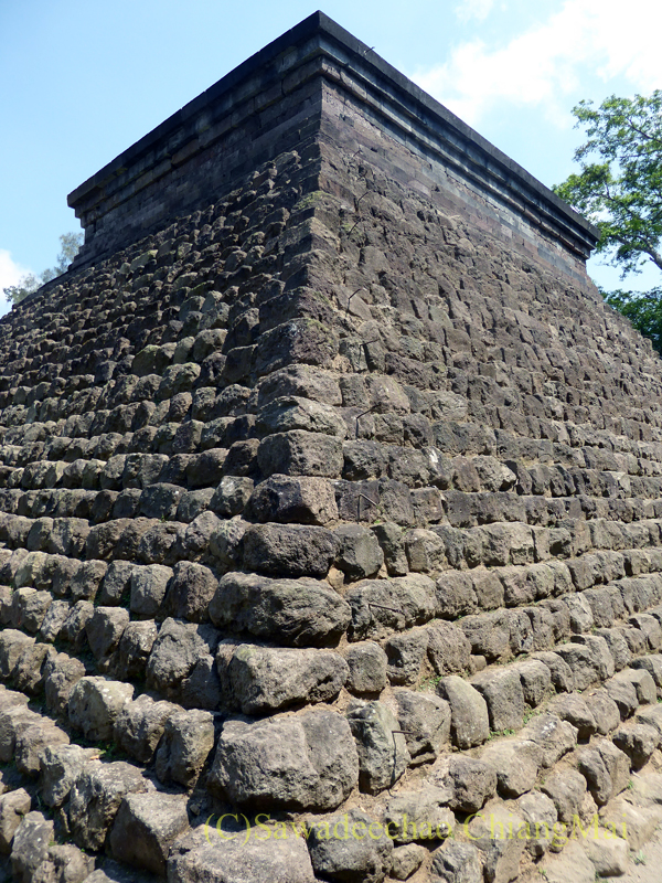 インドネシアのジャワ島にあるスクー寺院の本殿の石積みの様子