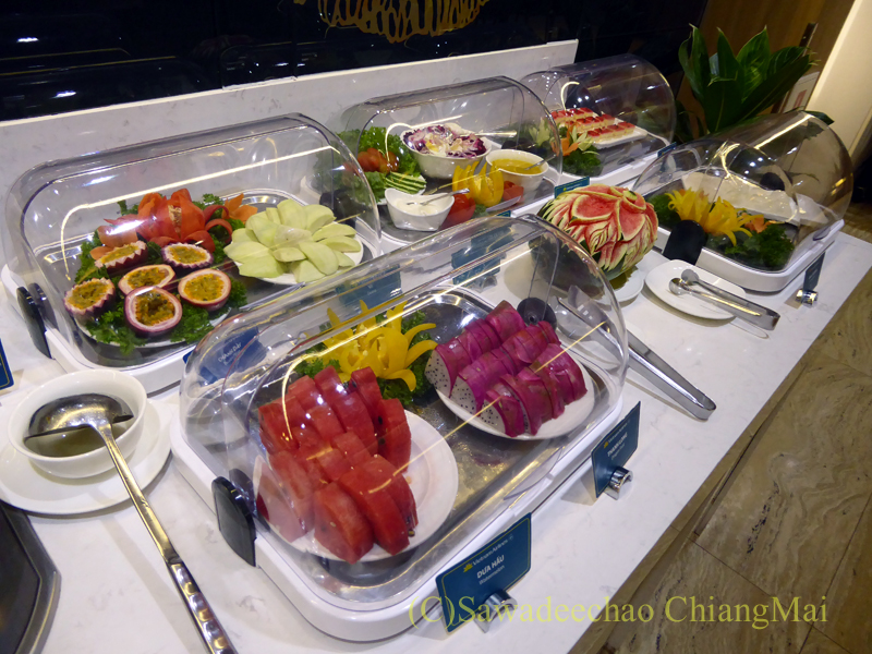 ベトナム・ホーチミン空港ベトナム航空ロータスラウンジの果物とサラダのコーナー