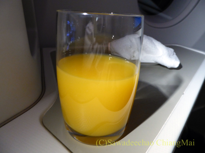 ベトナム航空VN300便成田行きビジネスクラスで出たオレンジジュース