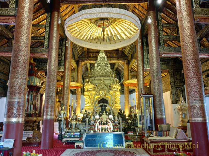 チェンマイ郊外にある寺院ワットプラタートシーチョムトーンの本堂内部