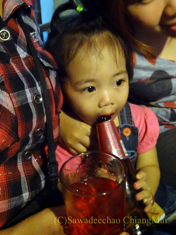 チェンマイのタイ人の家での大みそかの年越しパーティーの子供