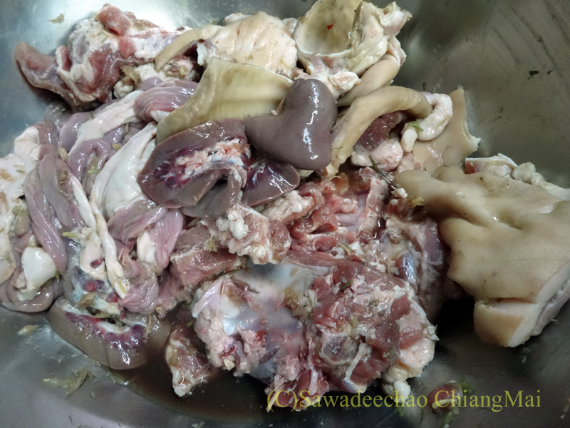 チェンマイのタイ人の家での大みそかの年越しパーティーの肉