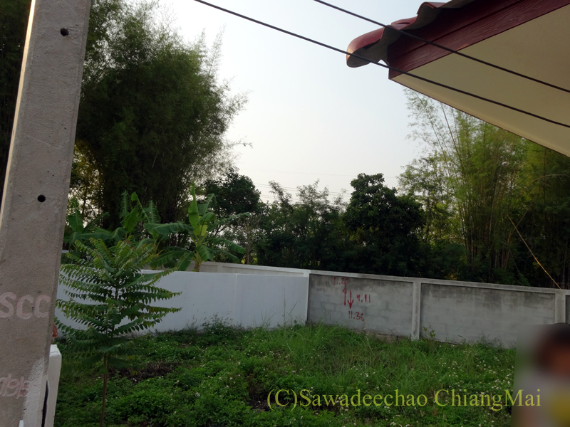 チェンマイで住む家を探す時に下見した郊外の格安新築一戸建て住宅の庭