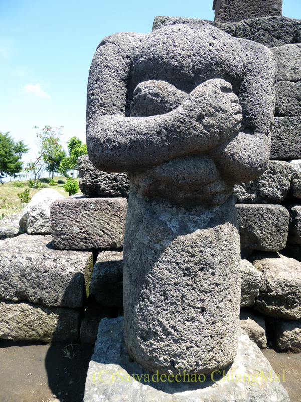 インドネシアのジャワ島にあるヒンドゥー遺跡、チュト寺院の石像