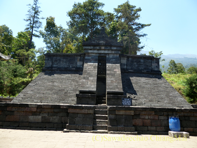 インドネシアのジャワ島にあるヒンドゥー遺跡、チュト寺院のヒンドゥー神の本殿概観