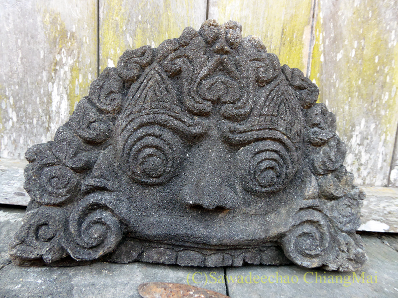 インドネシアのジャワ島にあるヒンドゥー遺跡、チュト寺院の石面
