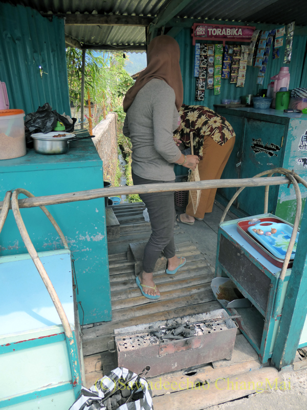 インドネシアのラウ山麓にあるウサギ肉のサテを食べた店の焼き台