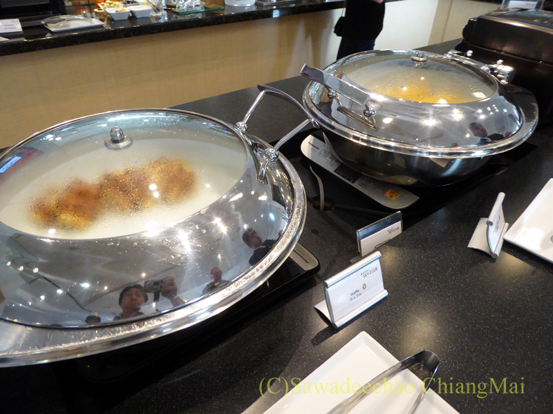 成田空港のデルタ航空ラウンジ「デルタスカイクラブ」の暖かい食べ物のコーナー