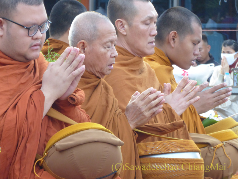 チェンマイの元旦の特別タムブンで読経する僧侶たち