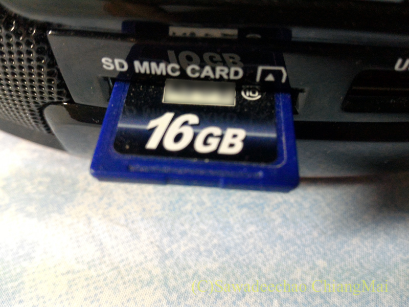 チェンマイで購入したCDラジオmp3プレーヤーに挿入したSDカード