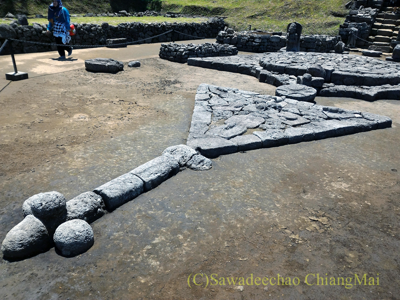 インドネシアのジャワ島にあるヒンドゥー遺跡、チュト寺院の石の文様