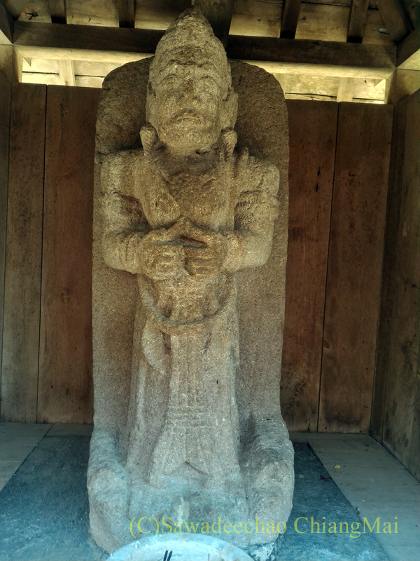 インドネシアのジャワ島にあるヒンドゥー遺跡、チュト寺院の仙人の石像