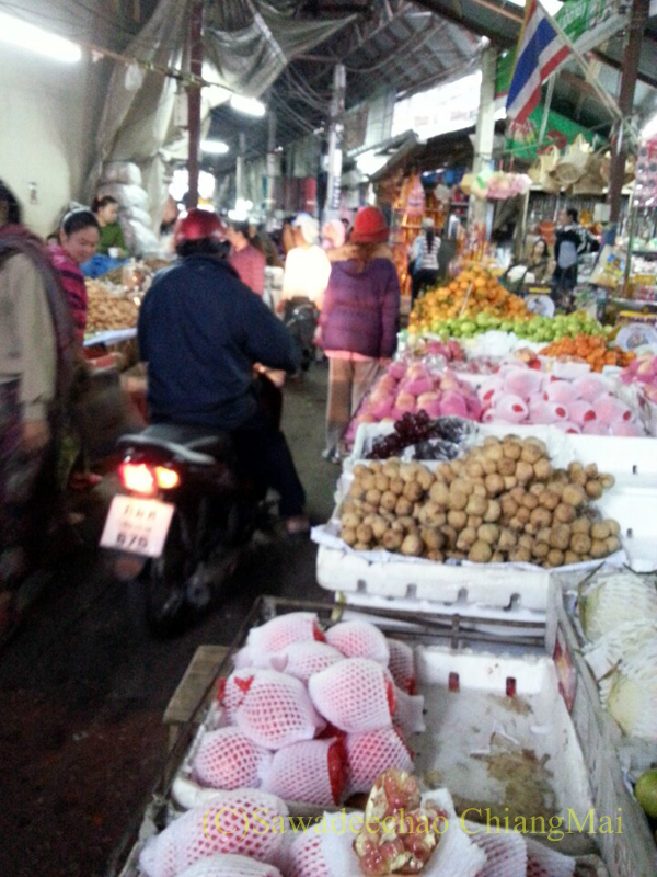 タイ最北部のミャンマー国境の街メーサーイのナーイブンユン市場の中を走るバイク