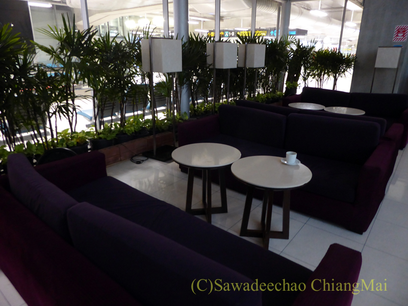 スワンナプーム空港タイ航空国内線ラウンジのガーデンゾーンのソファ席
