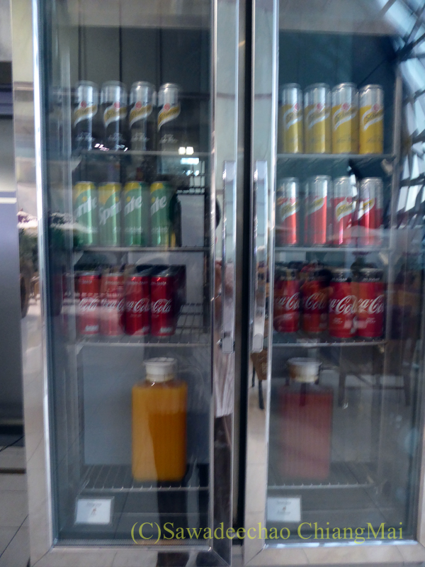 スワンナプーム空港タイ航空国内線ラウンジのガーデンゾーンの冷蔵ケース