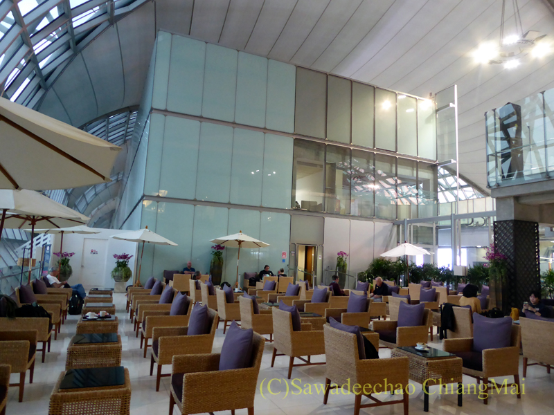 スワンナプーム空港タイ航空国内線ラウンジのガーデンゾーンの内部