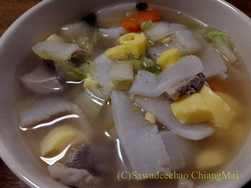 チェンマイのミニスーパーで買ったこんにゃくを入れた豆腐の中華風スープ