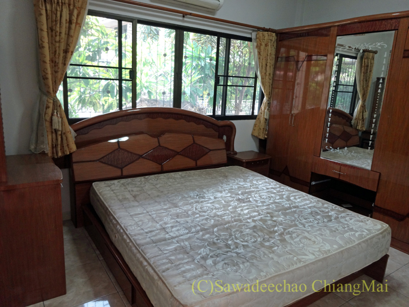 チェンマイ郊外にあるコンパクトな一戸建て貸家のマスターベッドルーム