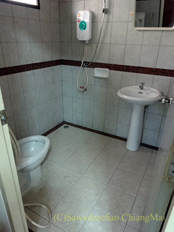 チェンマイ郊外にあるコンパクトな一戸建て貸家の共用バスルーム