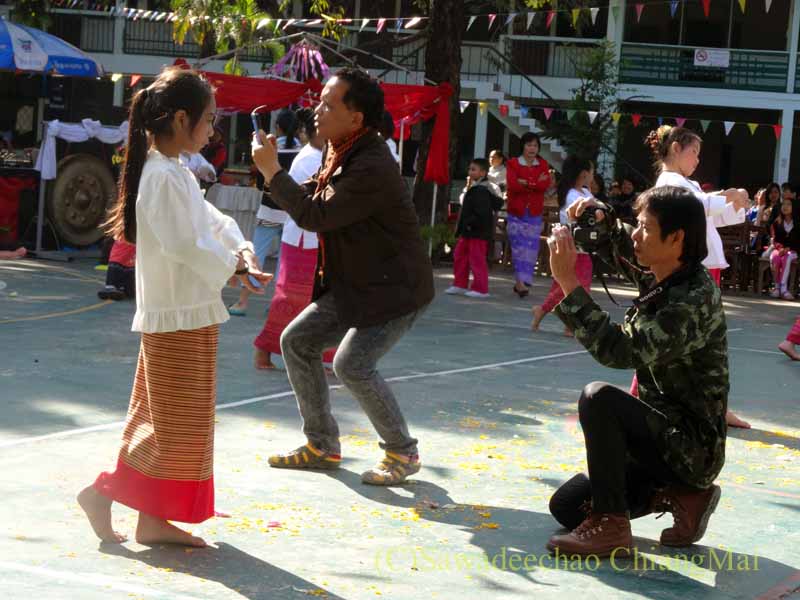 チェンマイ市内の学校で行われた学芸会での生徒を撮影する親