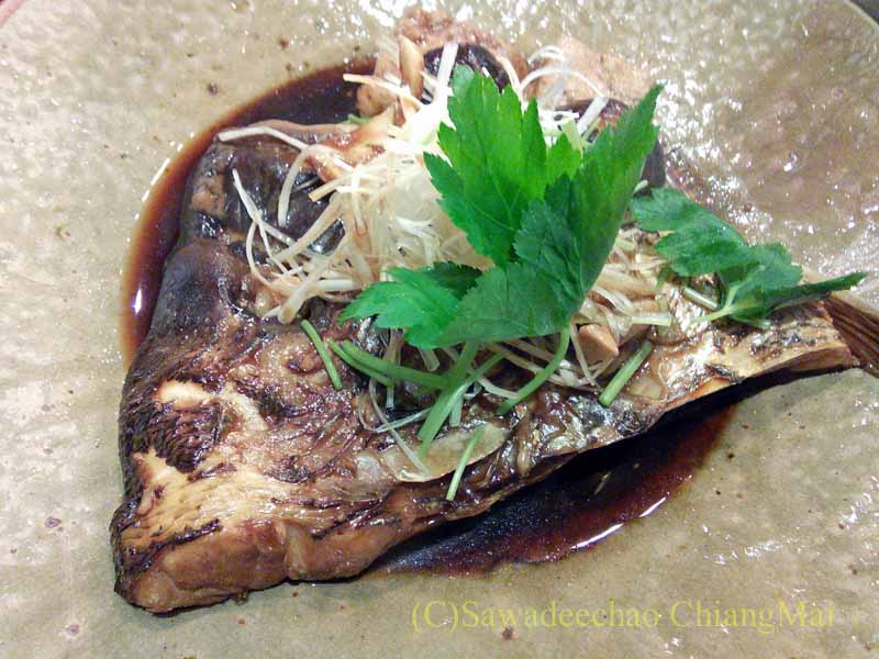 バンコクのエカマイにある高級日本料理レストラン、葉隠の真鯛あら炊き