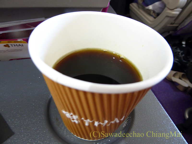 タイ国際航空TG105便のエコノミークラスで出た機内食のコーヒー