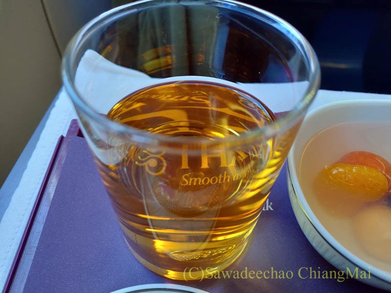 タイ国際航空TG104便のビジネスクラスで出た機内食のジュース
