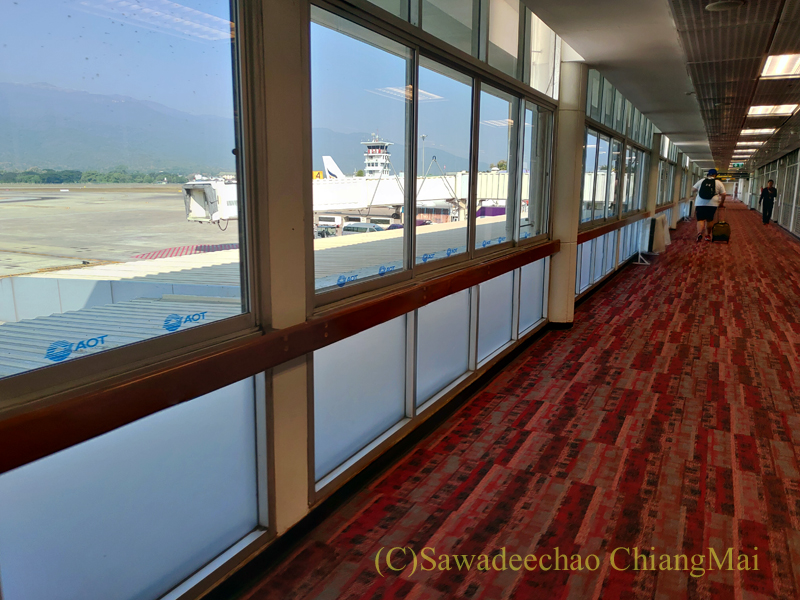 チェンマイ空港の国内線ターミナルの到着ゲート